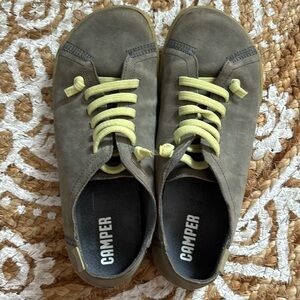 *Like new* soft grey leather Camper Peu shoes with yellow elastic laces size 37
